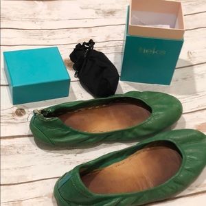 Clover green tieks